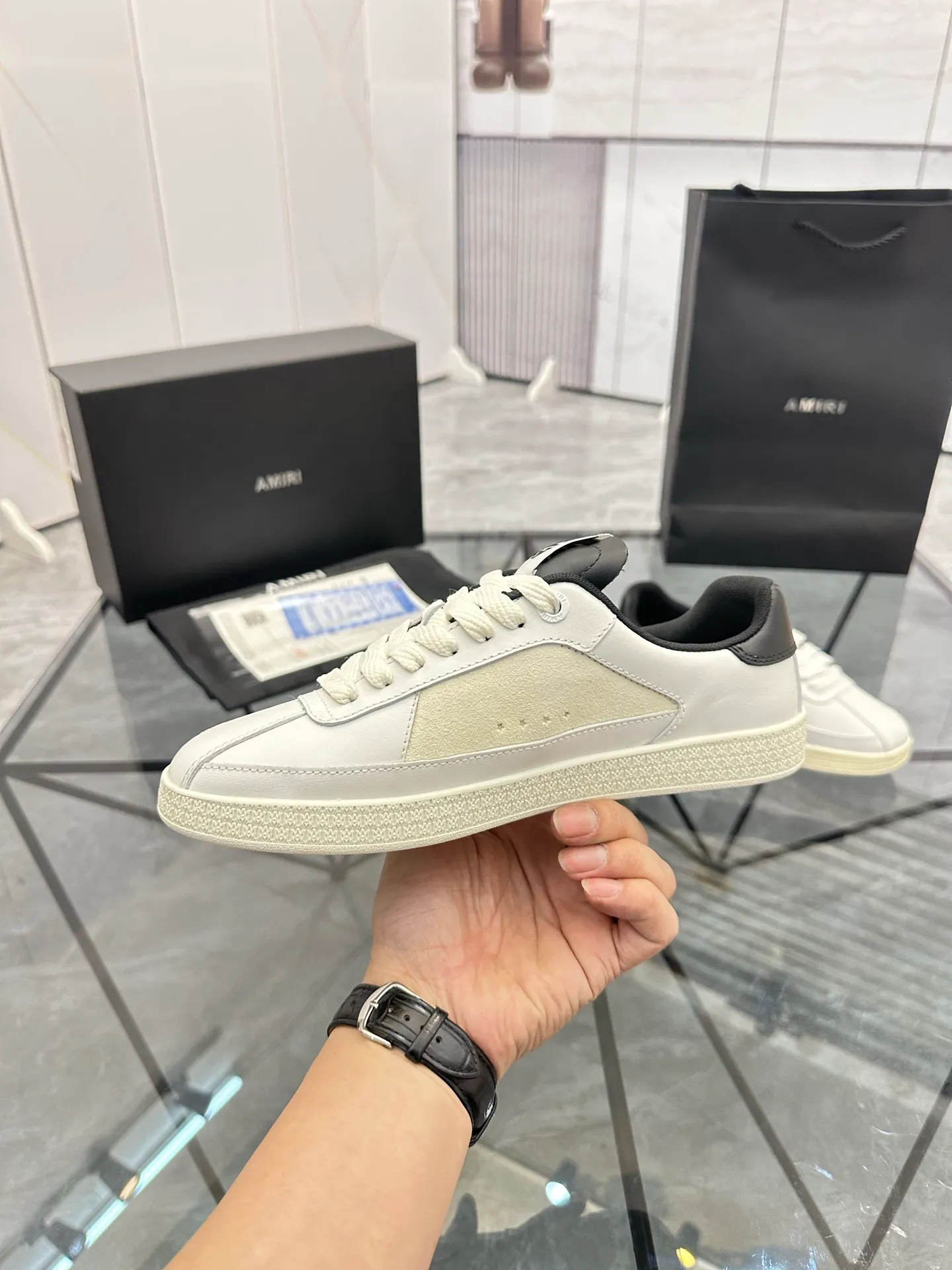 Men's shoes: 💰P560¥ Guangzhou top quality Product trademark: AMIRI* "Amir*" low-top casual shoes Regular size: 39-44 (can be customized to 45) Product material: imported first-layer cowhide leather upper, breathable lining, original outsole. Number: 525